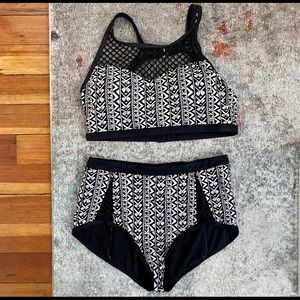 High-waisted bikini w/ mesh details 🖤💗